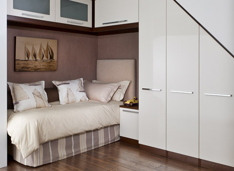 Small fitted bedroom roomset